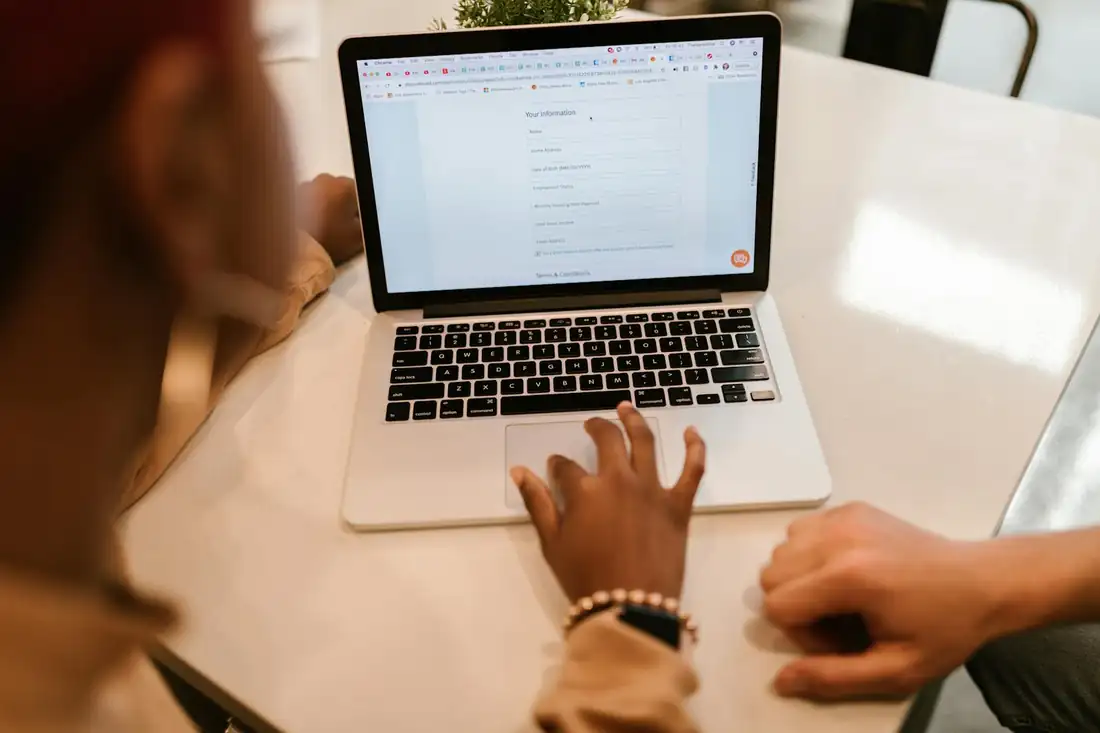 Adresse und E-Mail im Formular eingeben